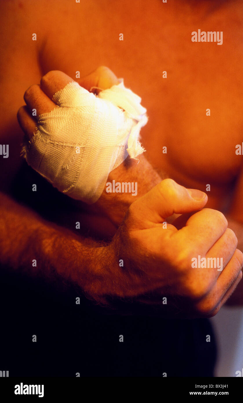 Händen der Boxer vor dem Kampf geschnallt Stockfoto
