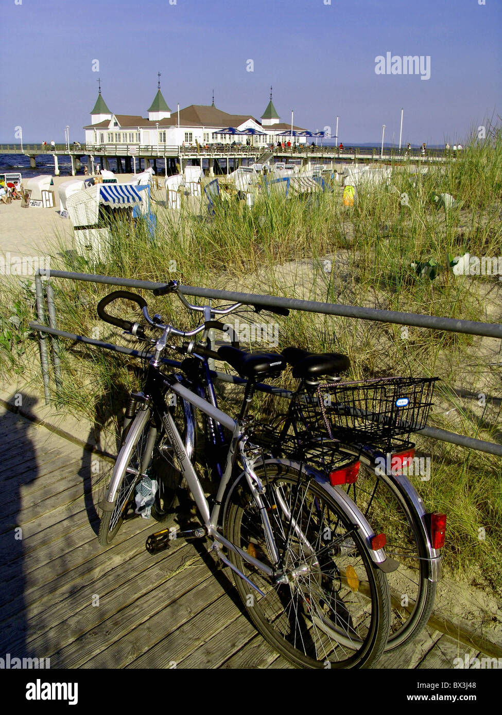 Usedom am Meer Resort Ahlbeck Düne Rasen Fahrräder Bikes Fahrräder Strand Körbe Seebrücke Ostsee-Strand Stockfoto