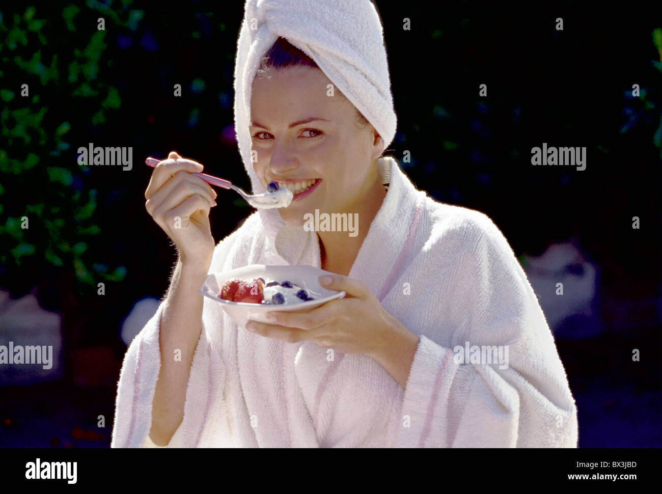 Frau außerhalb essen Bircher Müsli Müsli Müsli gesundes Obst Quark Frühstück Turban Frottee Baden Stockfoto