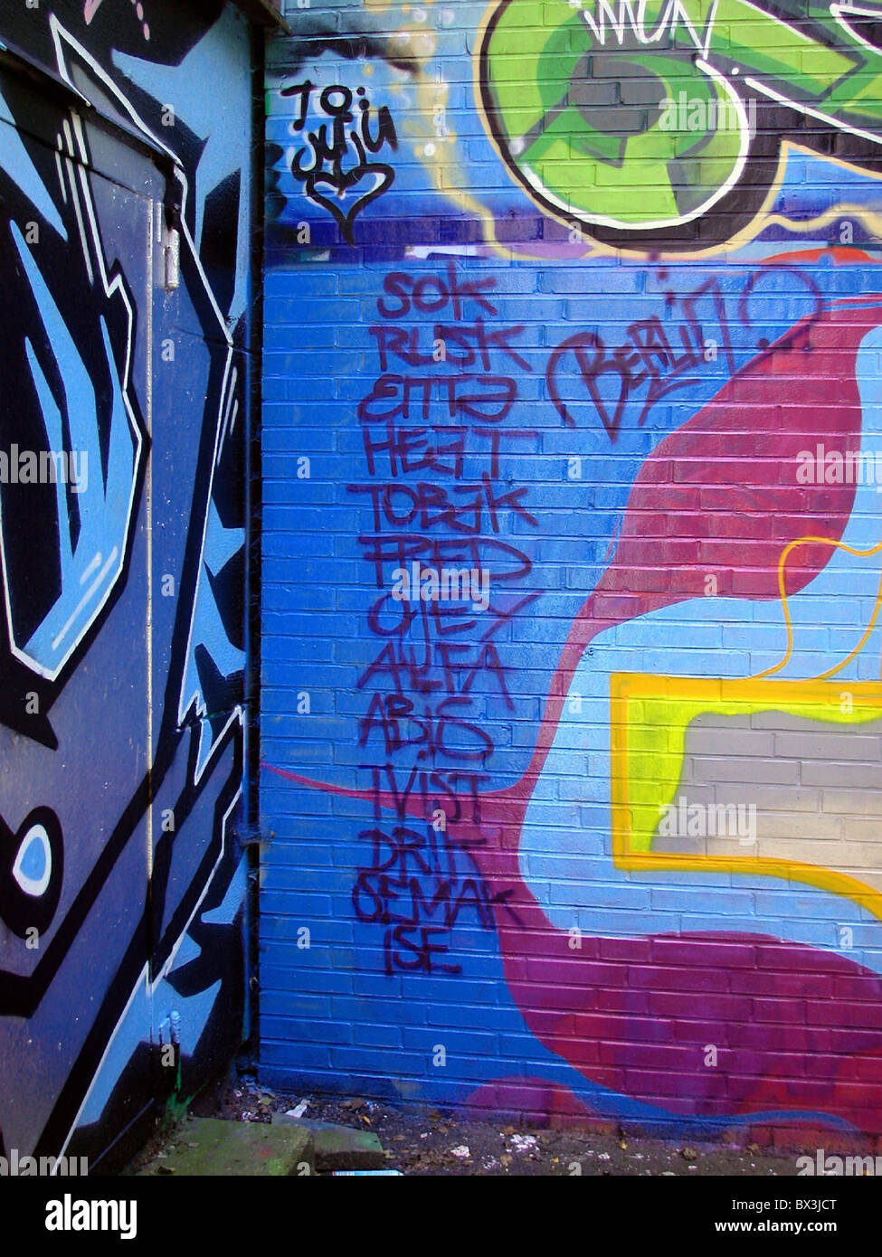 Graffiti gesprüht Schäden an Eigentum Wand sprühen Stockfoto