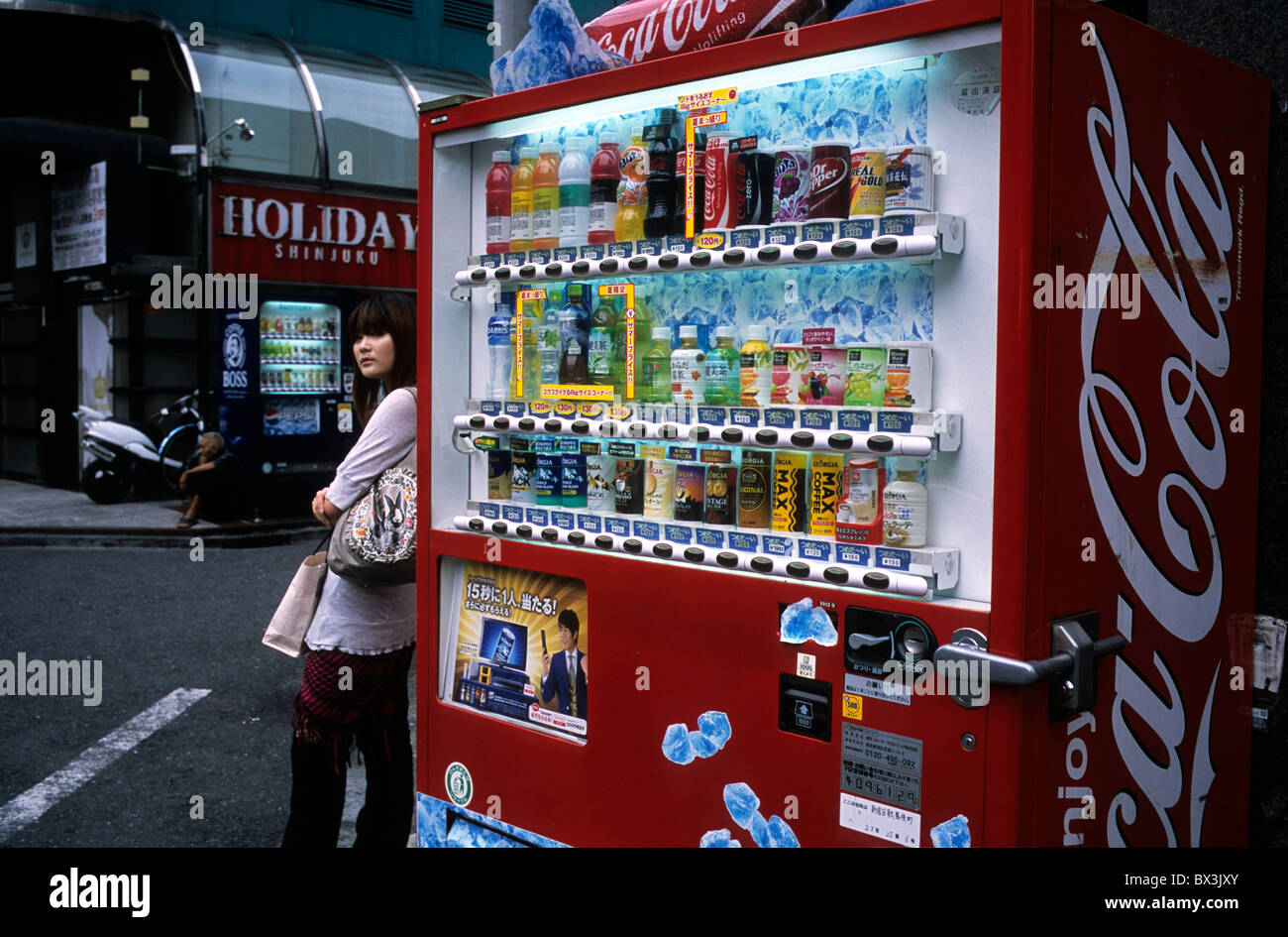 Eine Frau stand in der Nähe eine automatische Getränkeautomaten in Shinjuku, Tokio, Japan. 20 Sep 2010 Stockfoto
