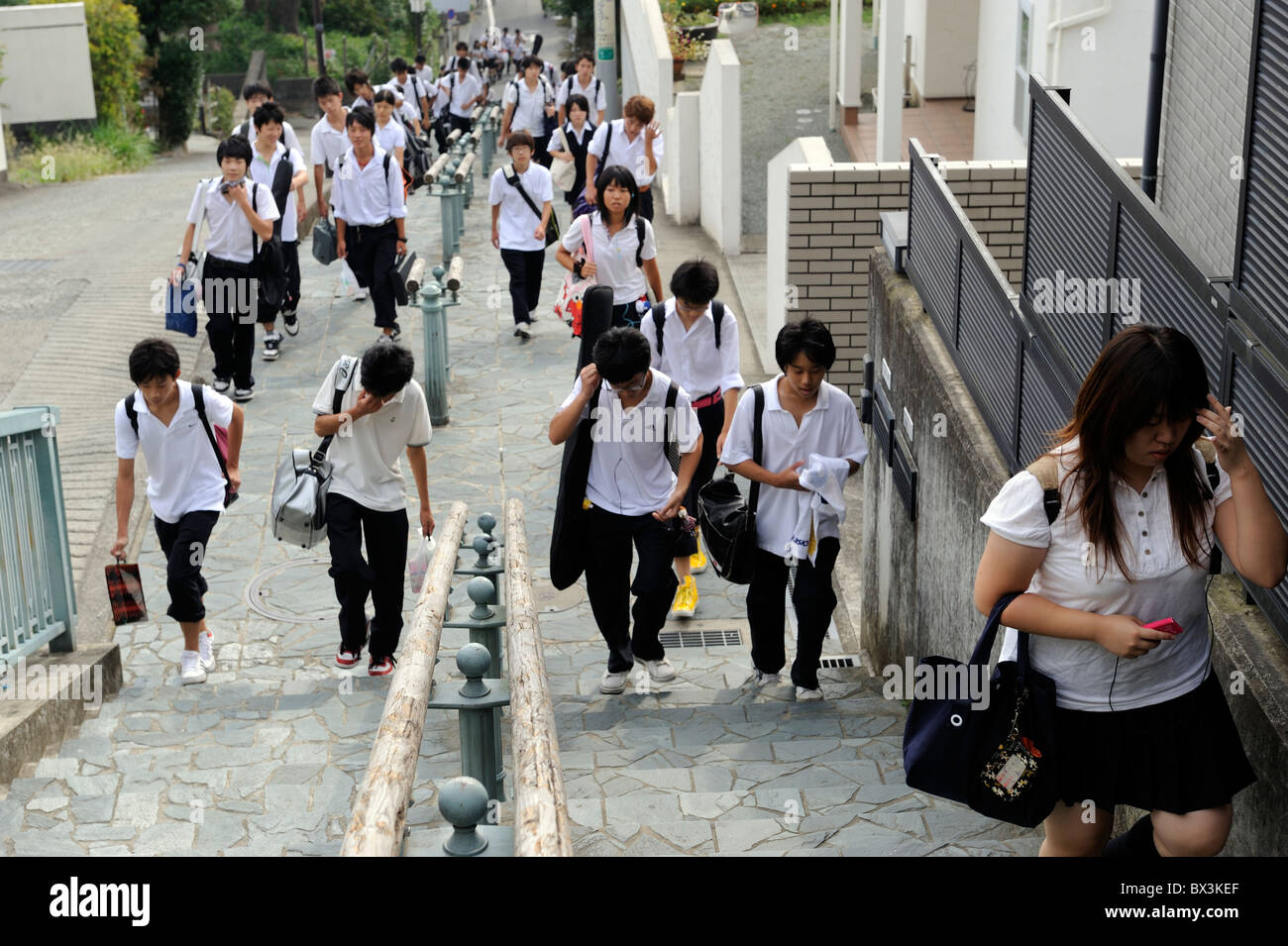 Japanische Mittelschüler / innen gehen zur Schule morgens in Odawara, Kanagawa, Japan. 21 Sep 2010 Stockfoto