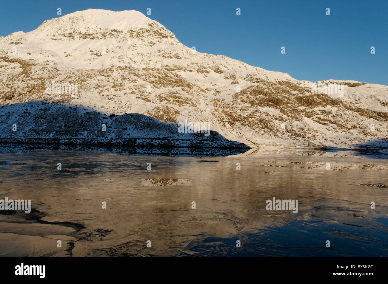 Crib Goch im Winter über einen gefrorenen Llyn Llydaw Stockfoto