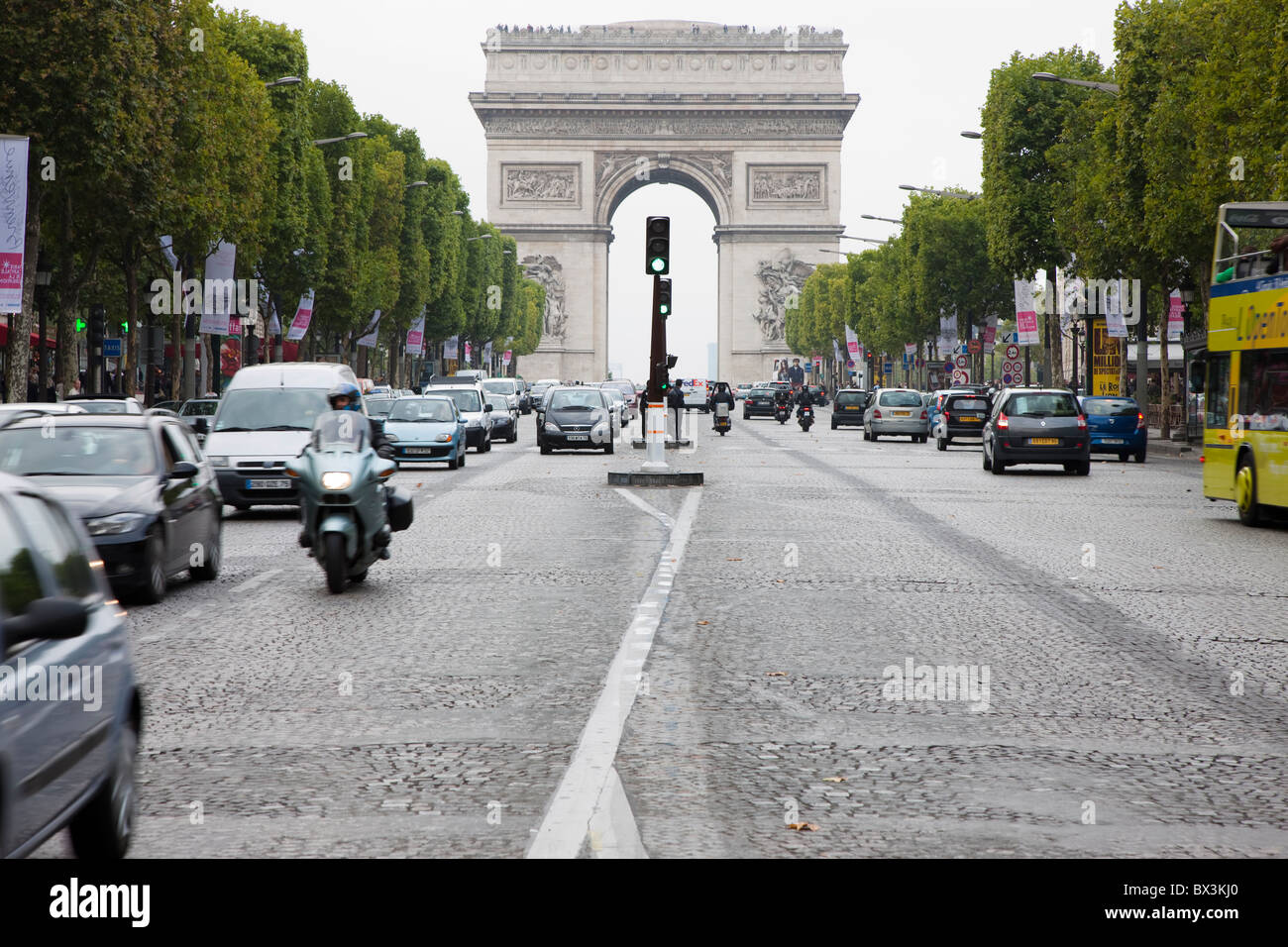Avenue des Champs Elysees und dem Arc de Triomphe, Paris, Frankreich