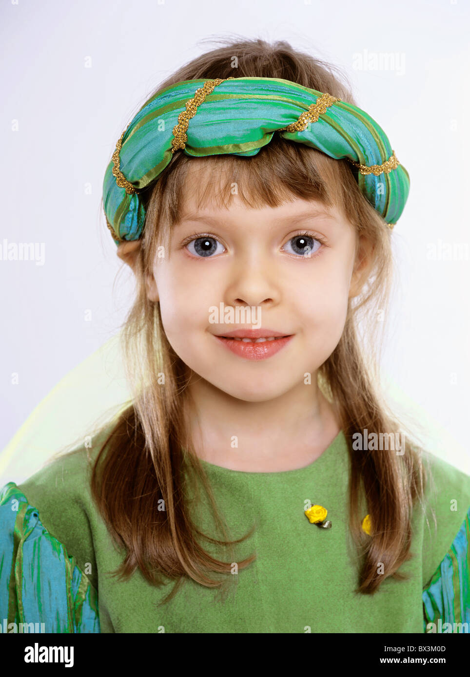 Mädchen die Prinzessin verkleidet im Innenbereich. Stockfoto