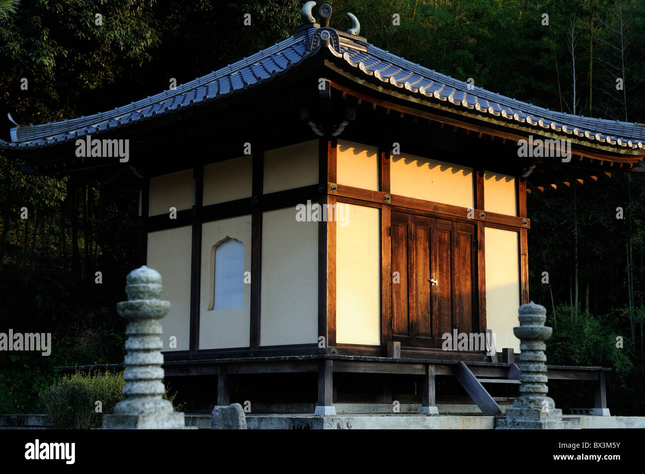 Typische japanische Traditionshaus in einem Schrein Stockfoto