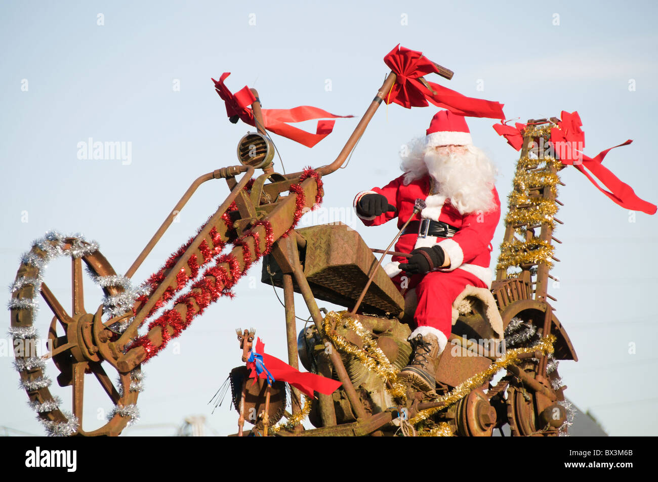 Ein Mann in einem Santa Kostüm fährt seine einzigartige Eisenpferd Motorrad in der 2010 Olympia Toy Run Parade. Stockfoto