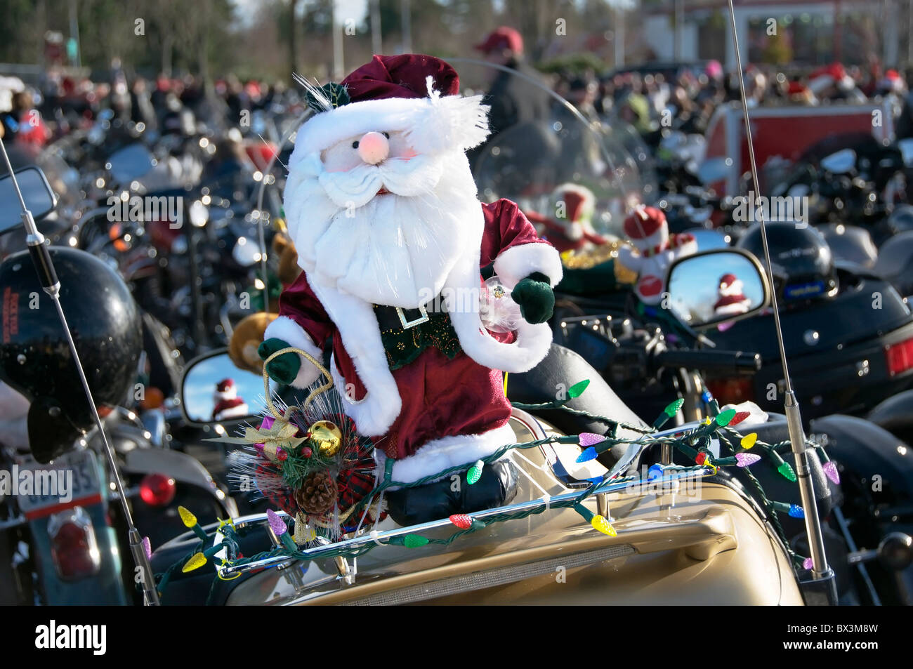 Eine gefüllte Santa wartet auf seiner Fahrt auf der Rückseite eines Motorrades während der Olympia Toy Run Feier nutzen für bedürftige Kinder Stockfoto