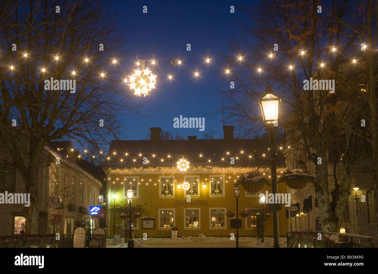 Trosa Kleinstadt von Weihnachten Nachtlicht beleuchtet Dekorationen winter Stockfoto