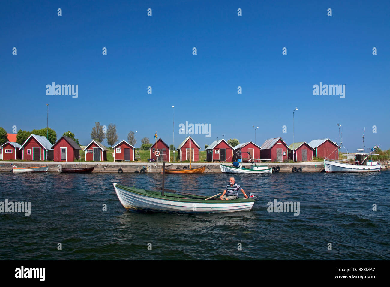 Fischer im Boot auf dem Fischerdorf Kappelshamn, Gotland, Schweden Stockfoto