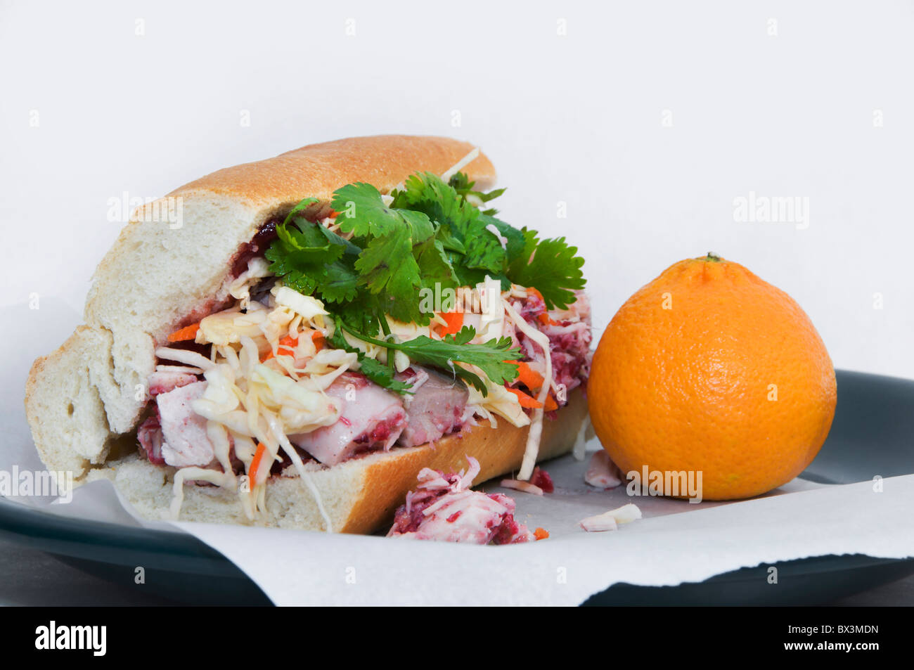 Asiatische inspirierte Aromen füllen dieses Sandwich mit übrig gebliebenen Türkei, Cranberry-Sauce, Koriander, Kohl und Gewürzen hergestellt. Stockfoto