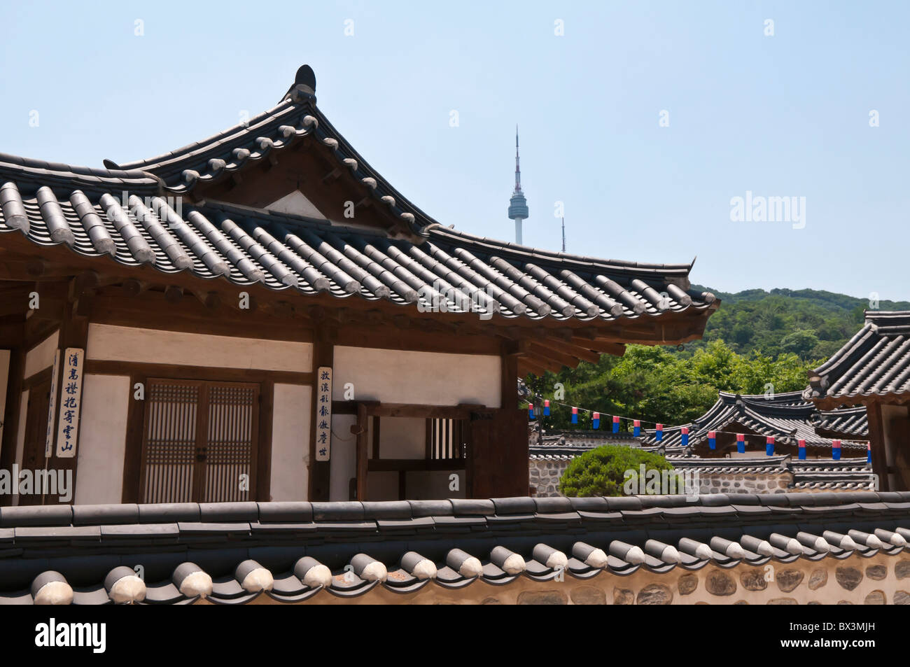 N Seoul Tower gesehen vom Namsangol folk Village, Seoul, Südkorea Stockfoto