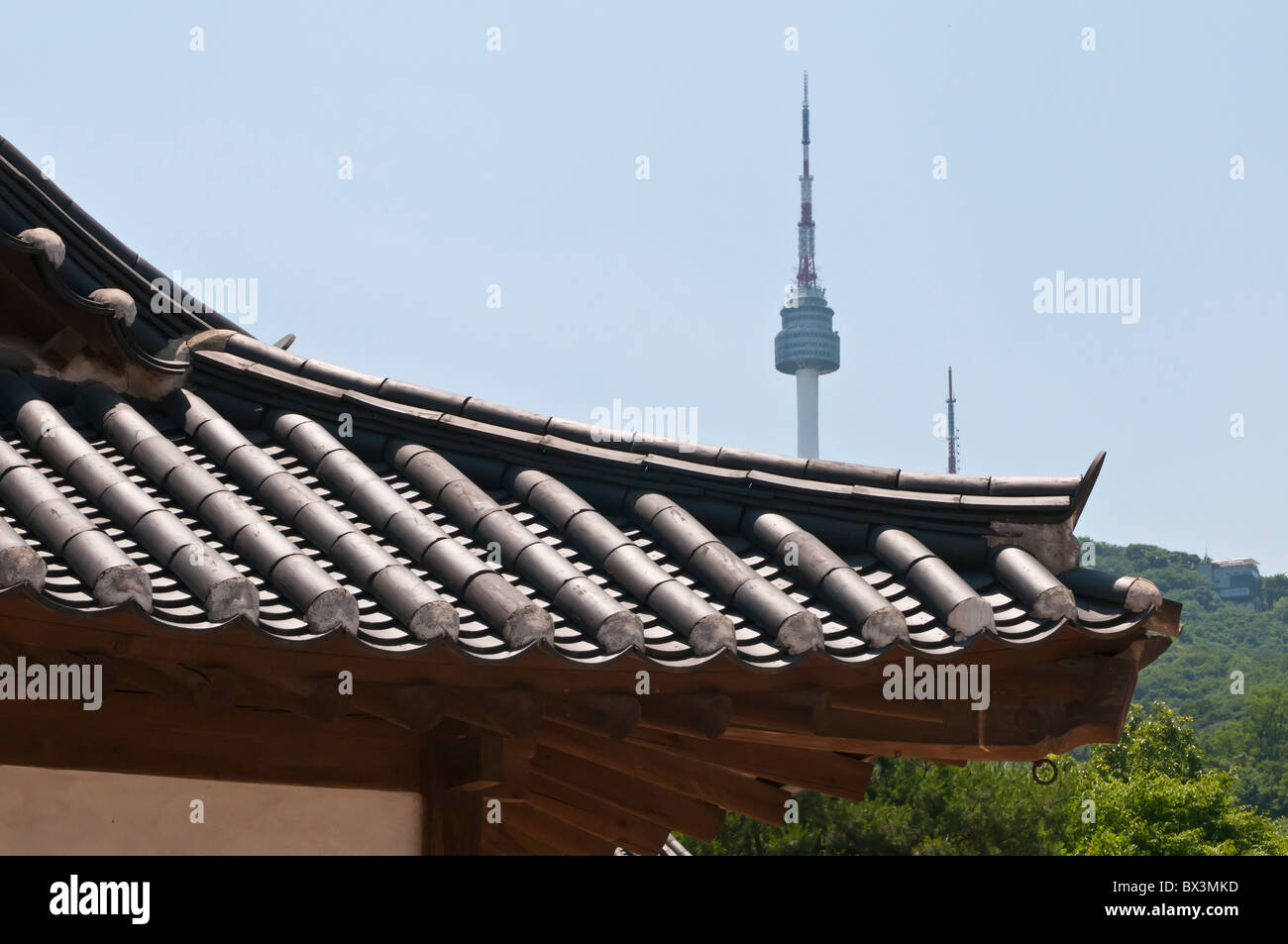 N Seoul Tower gesehen vom Namsangol folk Village, Seoul, Südkorea Stockfoto