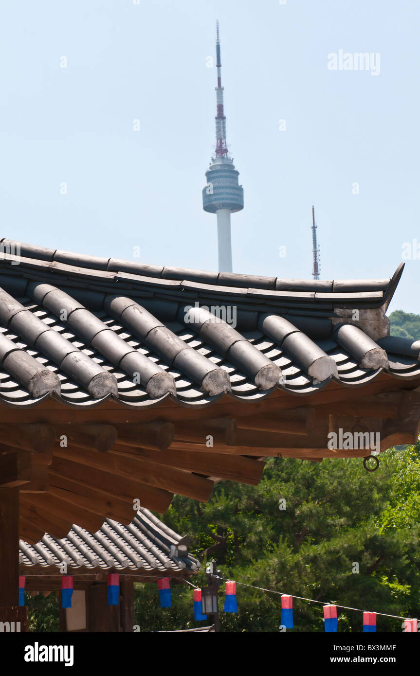 N Seoul Tower gesehen vom Namsangol folk Village, Seoul, Südkorea Stockfoto