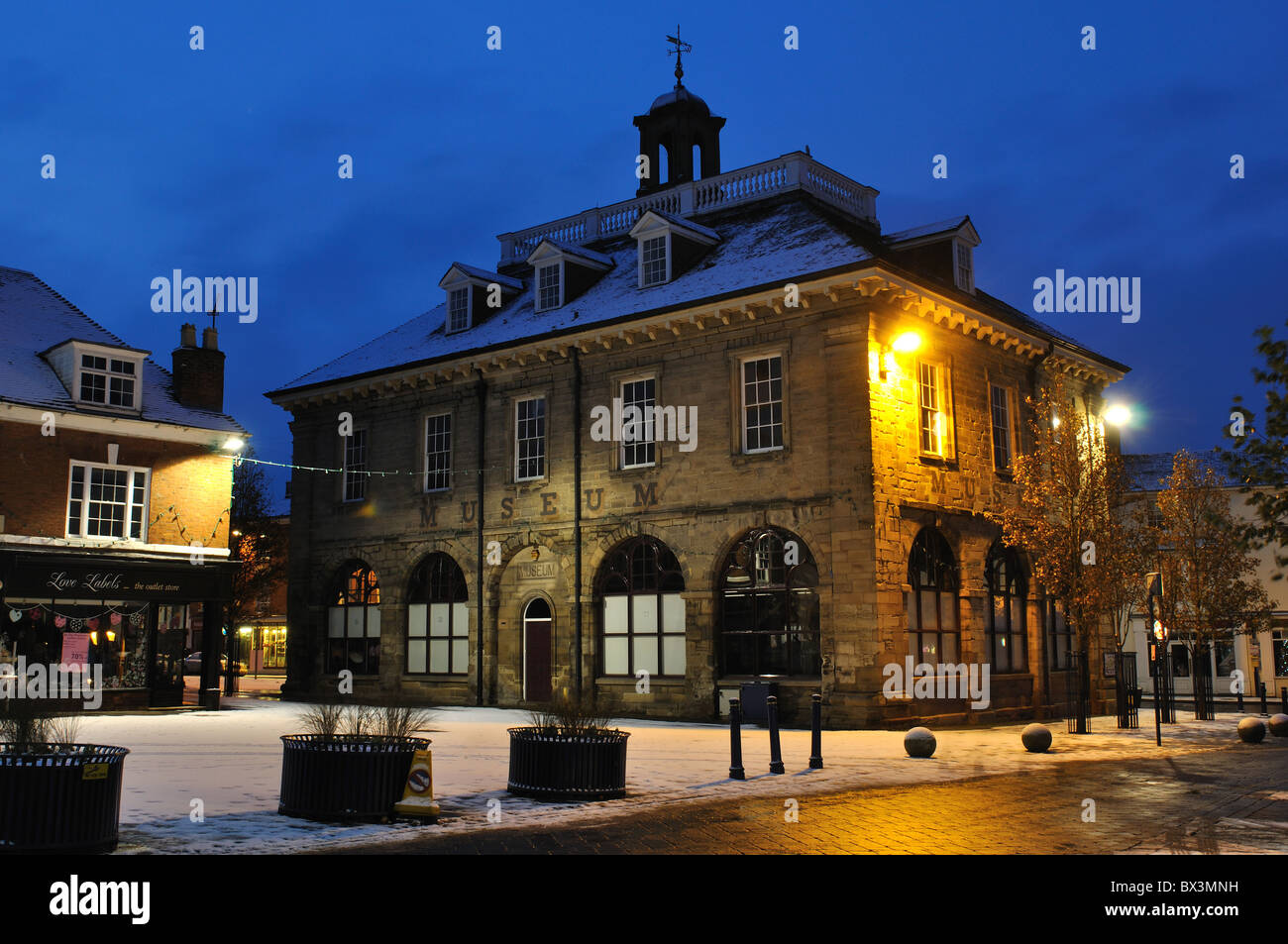 Marktplatz mit Schnee im Winter, Warwick, Warwickshire, England, UK Stockfoto