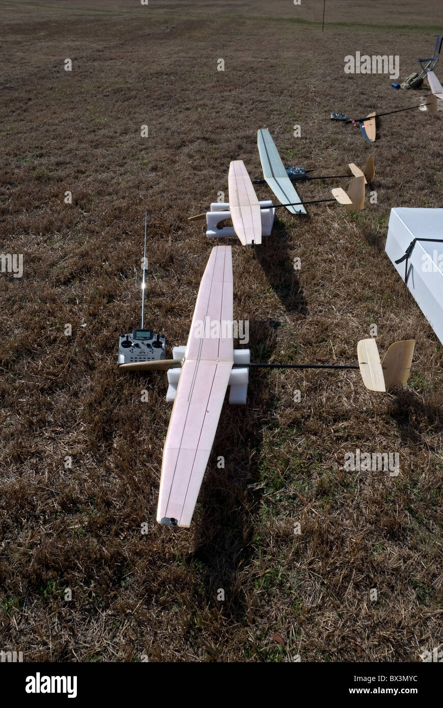 funkgesteuerte Hand Start Segelflugzeuge warten für den Wettbewerb zu beginnen, Alachua, Florida. Stockfoto