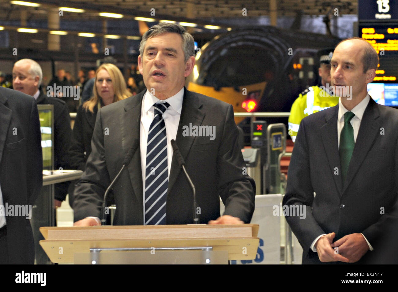 Gordon Brown und Herrn Andrew Adonis bei London St Pancras International 14. Dezember 2009 Stockfoto