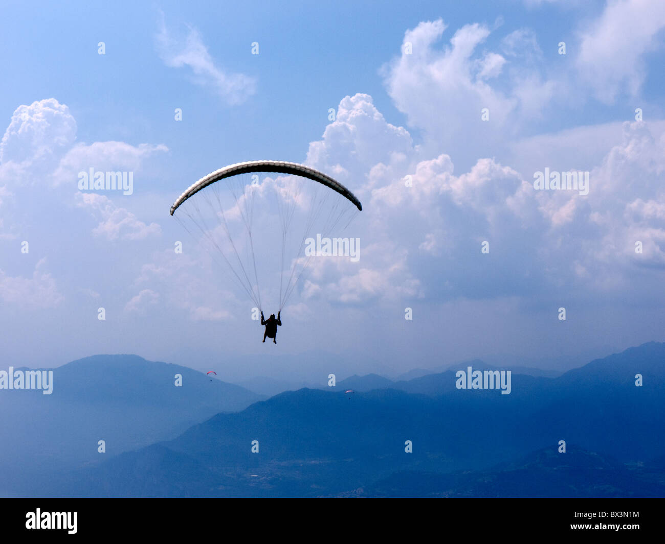 Gleitschirm startet vom Gipfel des Monte Baldo, über Malcesine am Gardasee in Norditalien Stockfoto