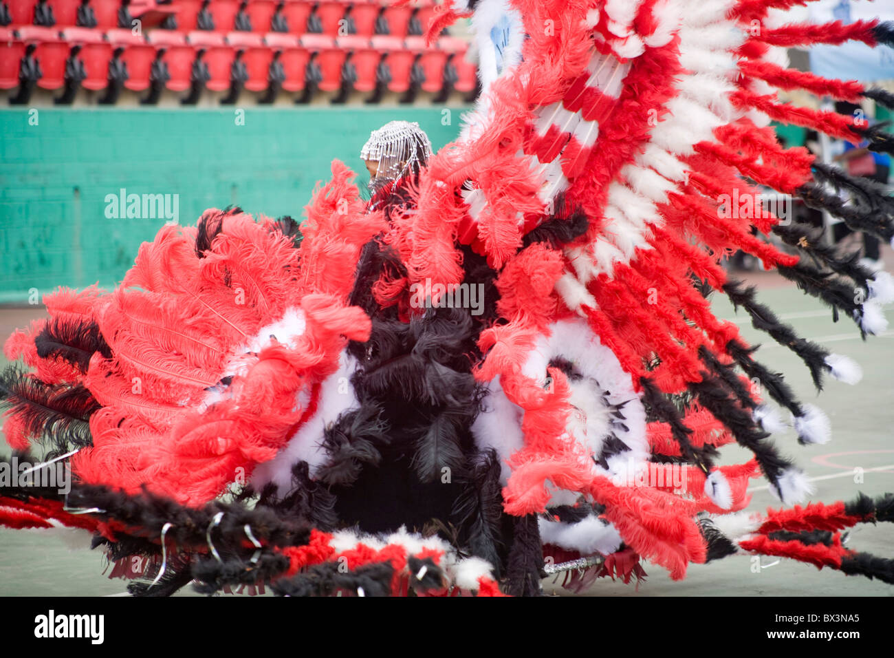 Karnevalskostüm Trinidad Junior Queen,(american) indische Mas mit roten, schwarzen und weißen Federn Stockfoto