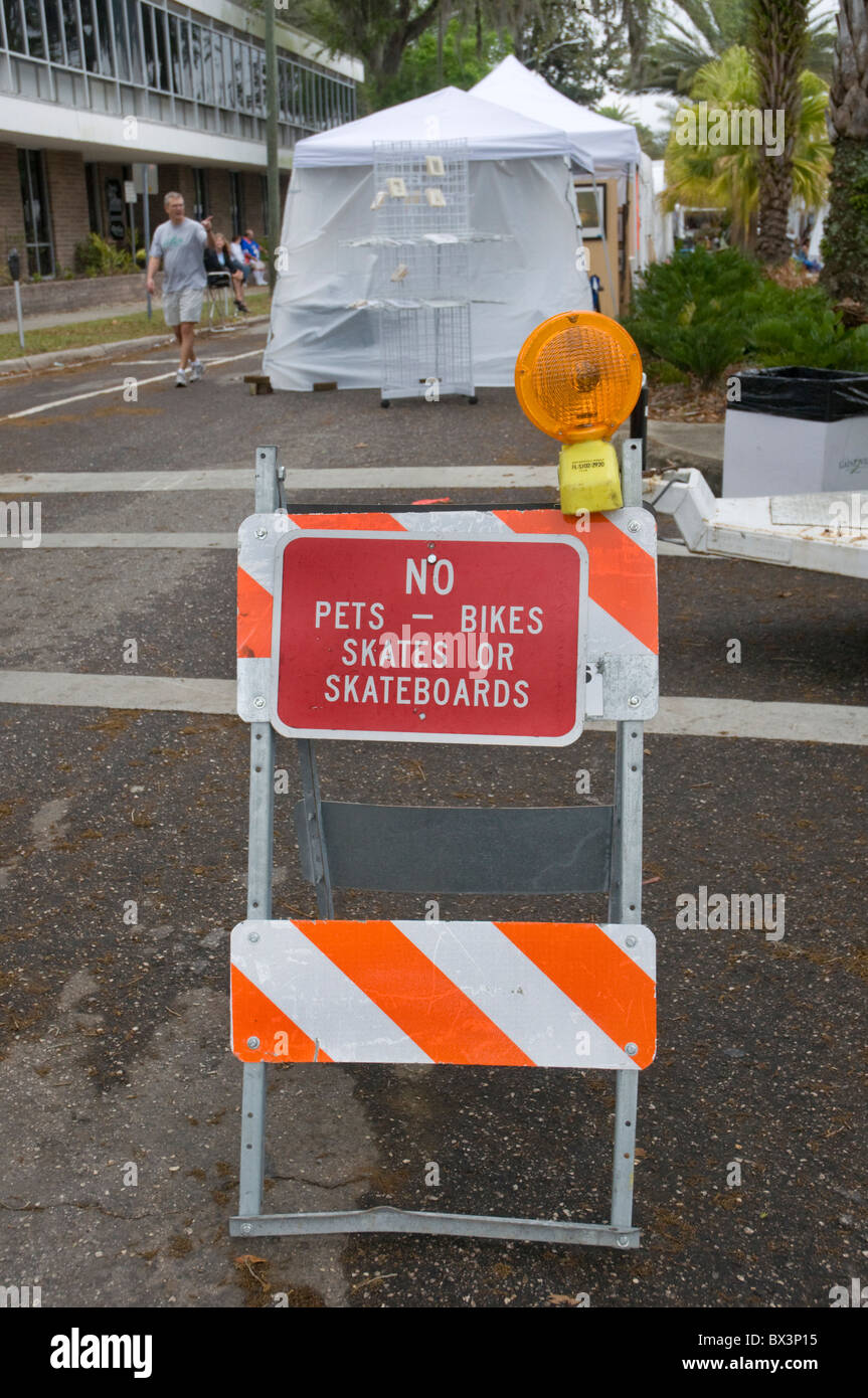Frühlingsfest der Künste Gainesville Florida keine Haustiere bikes Skates oder Skateboards ausgeschildert auf Barrikade Stockfoto