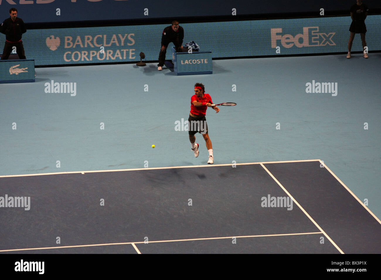 Roger Federer auf seinem Weg zum Sieg gegen Rafael Nadal an die Barclays ATP World Tour Finals Finale 2010 Stockfoto