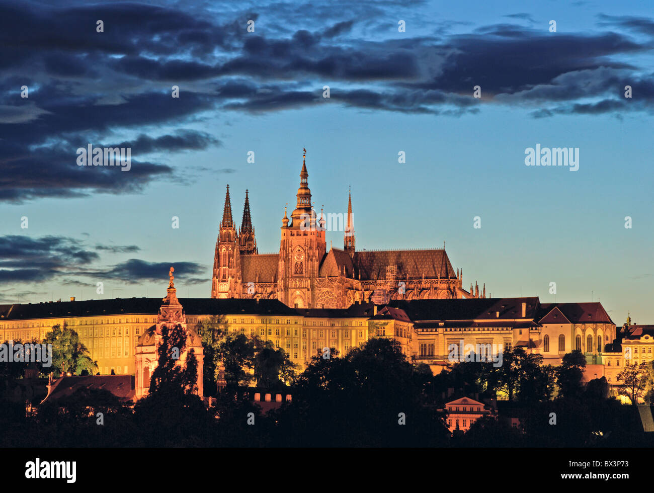 Prager Burg bei Nacht Stockfoto