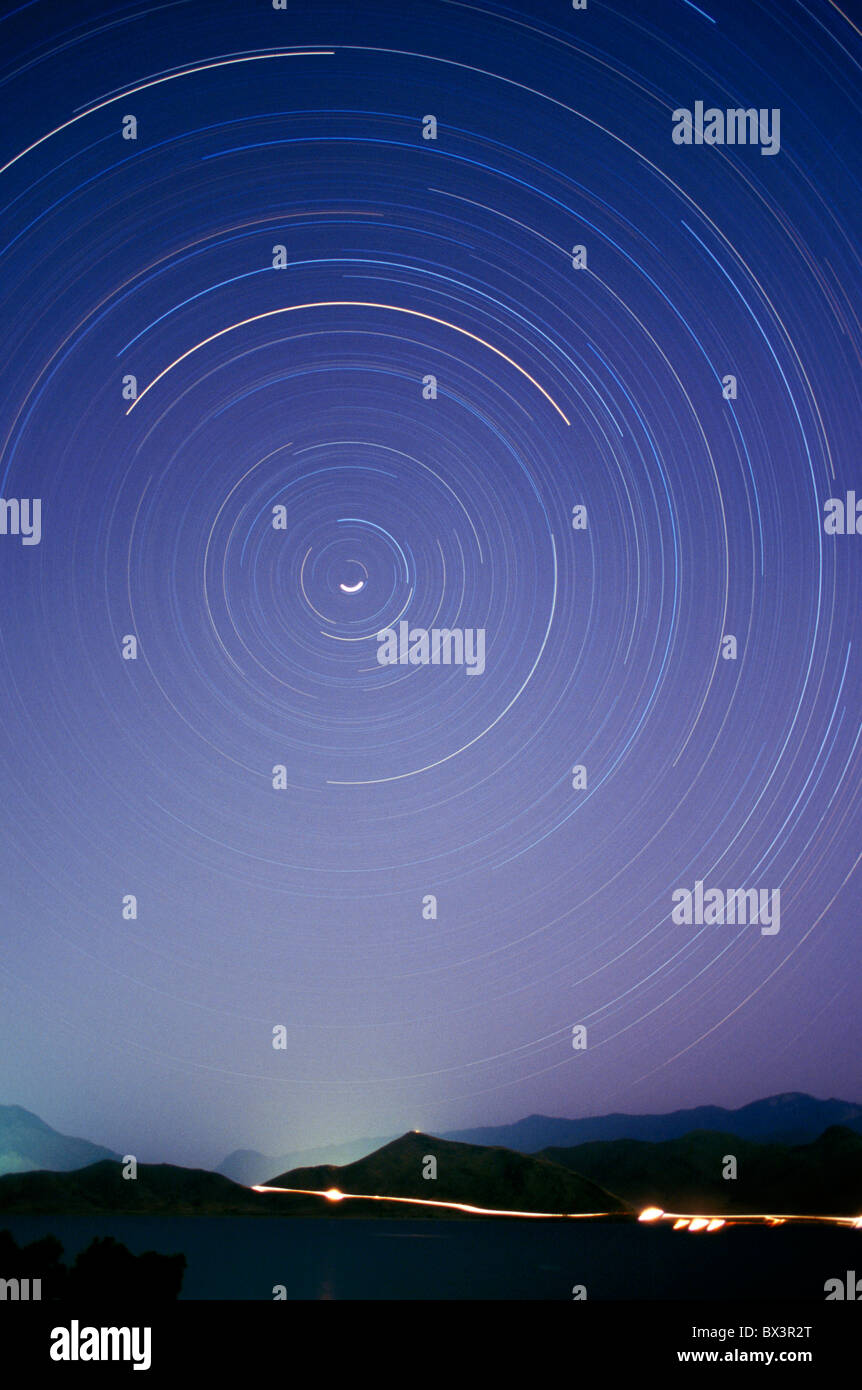 "Star Trails" Langzeitbelichtung bei Nacht Stockfoto