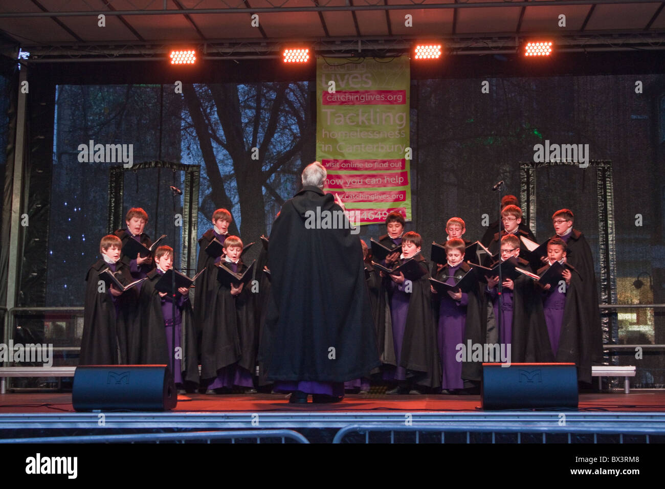 Chor singt beim Einschalten der Weihnachtsbeleuchtung von Canterbury in der High Street. Stockfoto