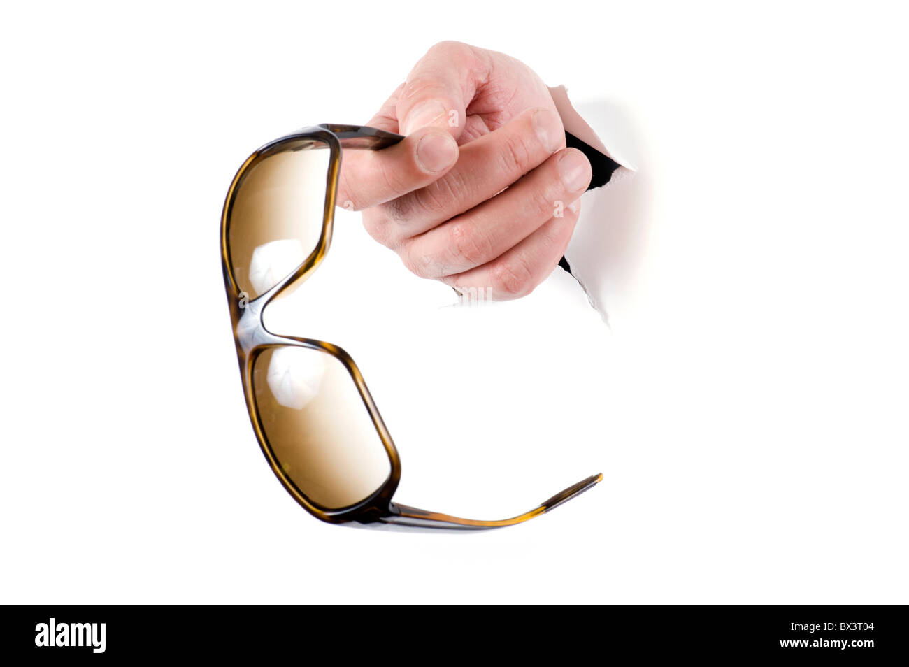 Objekt auf weiß - Mann Hand mit Sonnenbrille Stockfoto