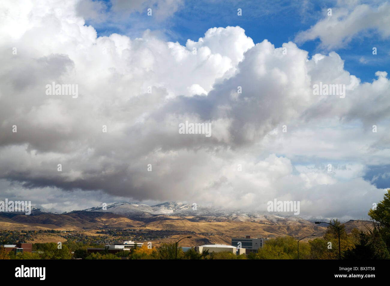 Cumulus-Wolken am Himmel über Boise, Idaho, USA. Stockfoto