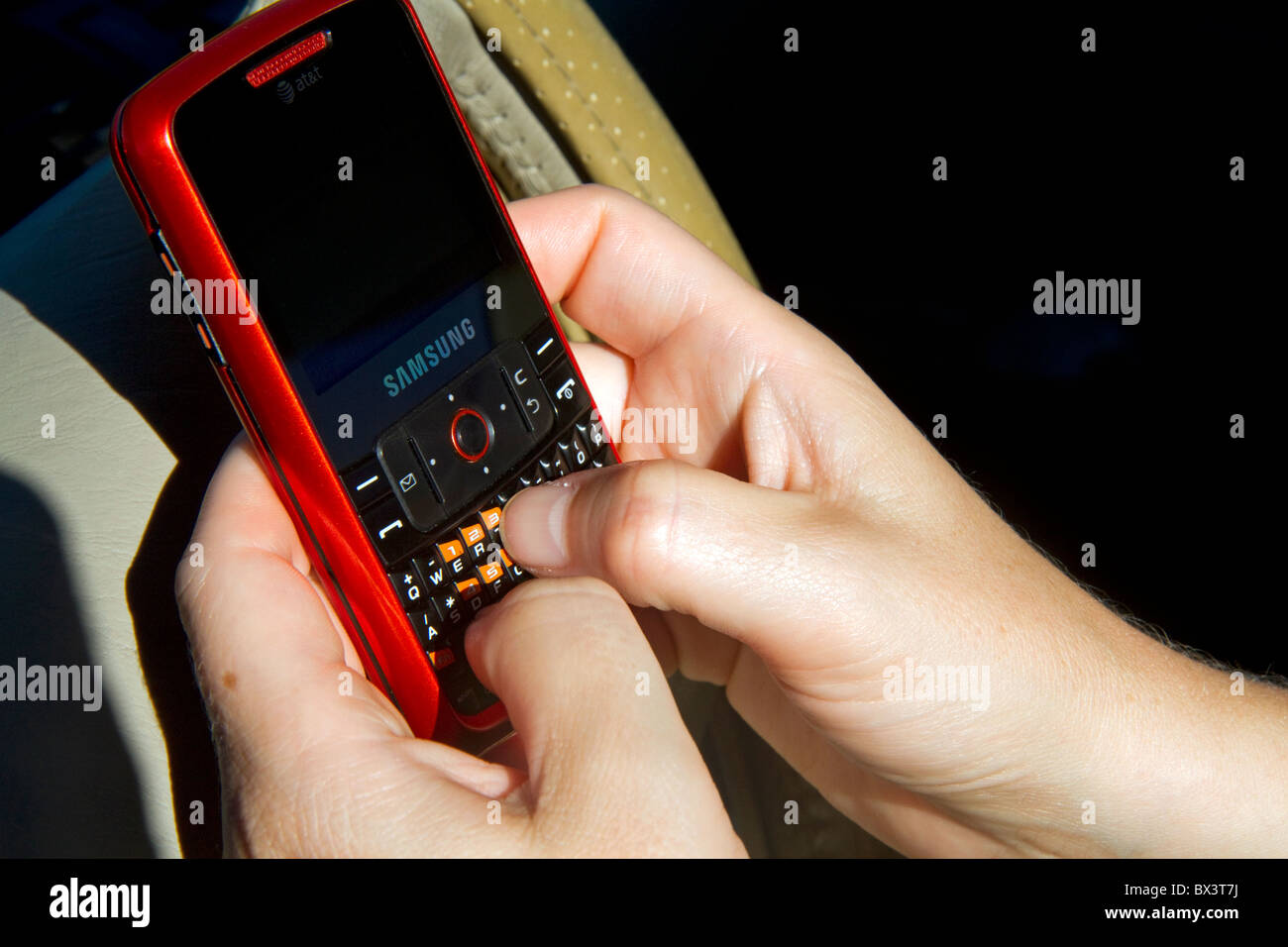 SMS auf einem Handy während der Fahrt in Idaho, USA. HERR Stockfoto