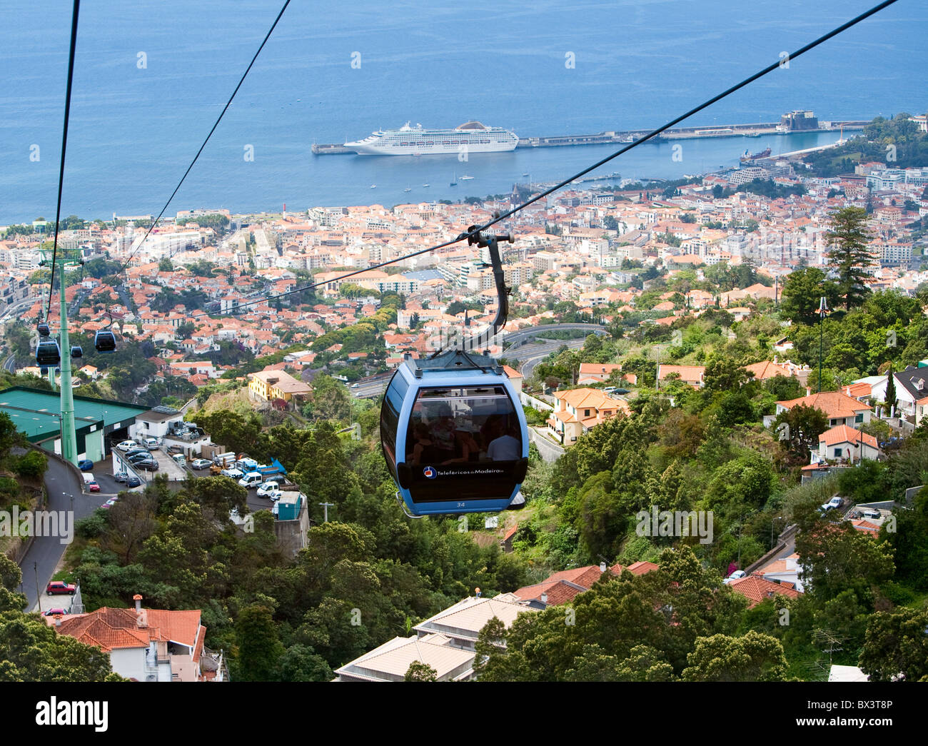 Fahrt mit der Seilbahn mit Blick auf die Stadt Funchal Madeira. Funchal Küste Stockfoto