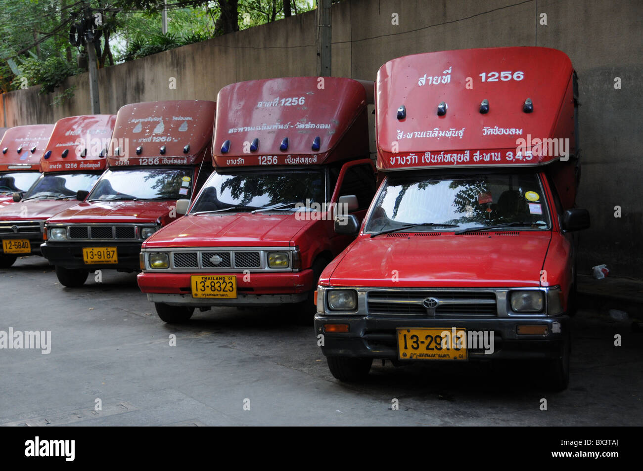 Rote Taxis in Bangkok Stockfoto