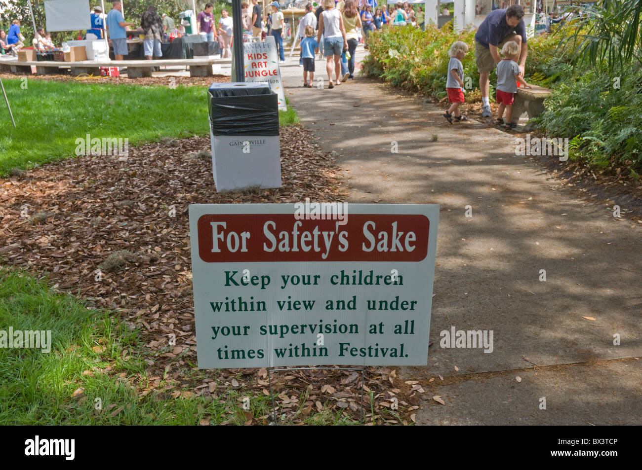 Kinder Sicherheit Warnzeichen im Frühjahr Kunstfestival Gainesville Florida Stockfoto