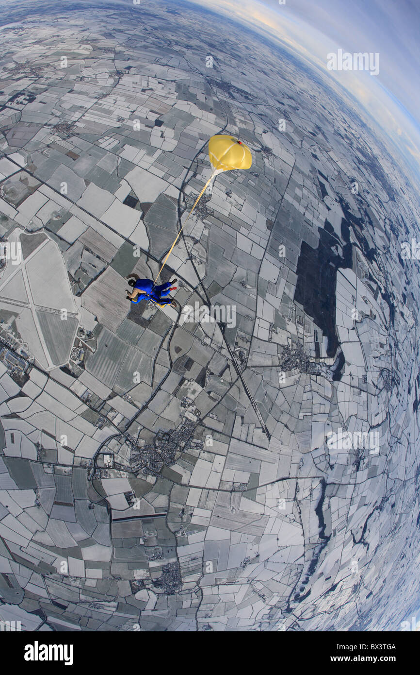 Winter-Fallschirmspringen im Vereinigten Königreich auf Langar Flugplatz Stockfoto