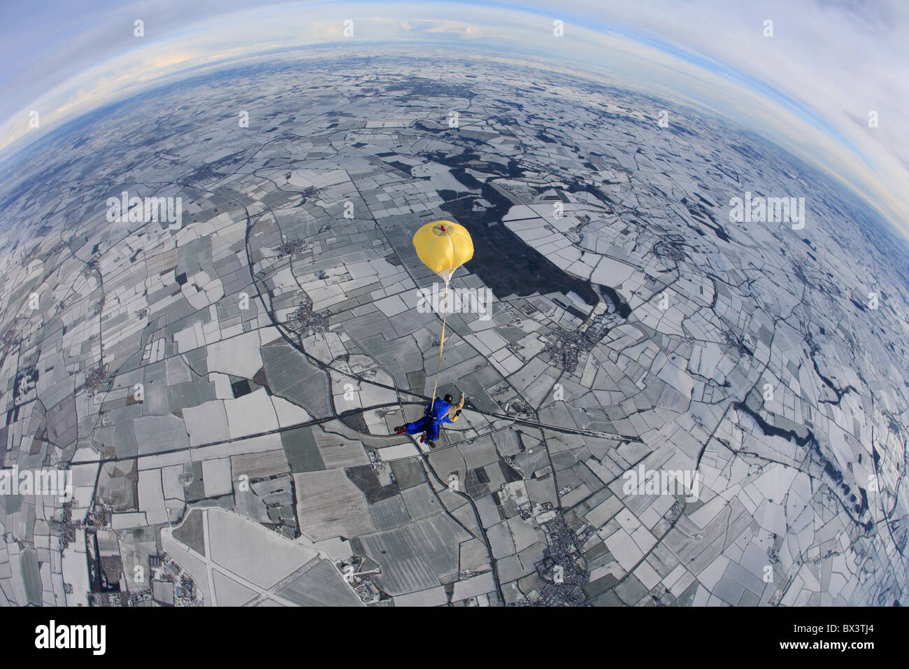 Winter-Fallschirmspringen im Vereinigten Königreich auf Langar Flugplatz Stockfoto