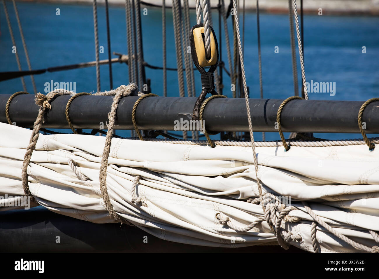 Nahaufnahme von einem Großsegler Segeln und Riemenscheibe; Port Colborne, Ontario, Kanada Stockfoto