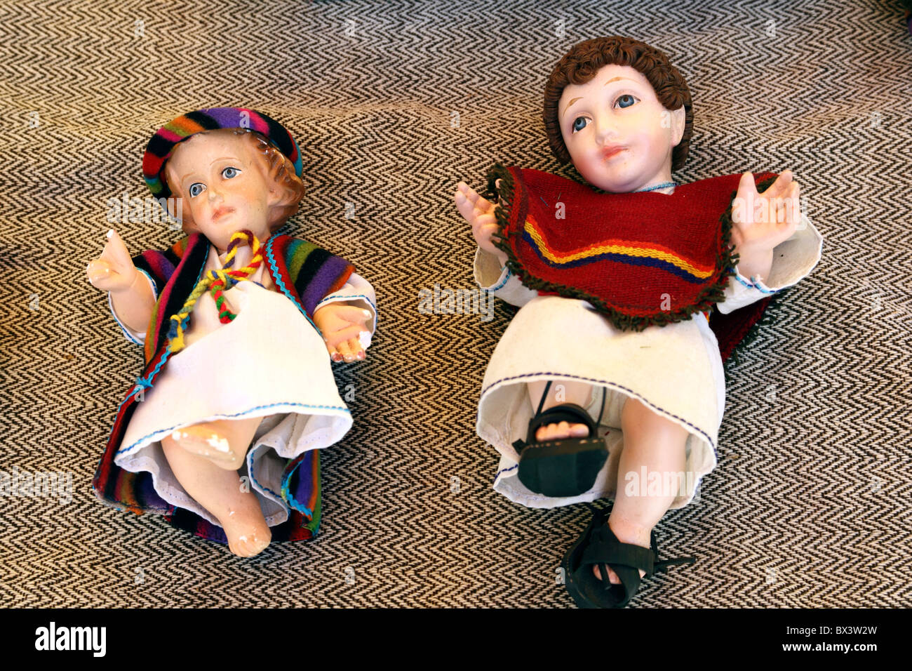 Baby Jesus Figuren (Niños in Spanisch genannt) gekleidet in lokalen Textilien für Krippen im Weihnachtsmarkt, La Paz, Bolivien Stockfoto