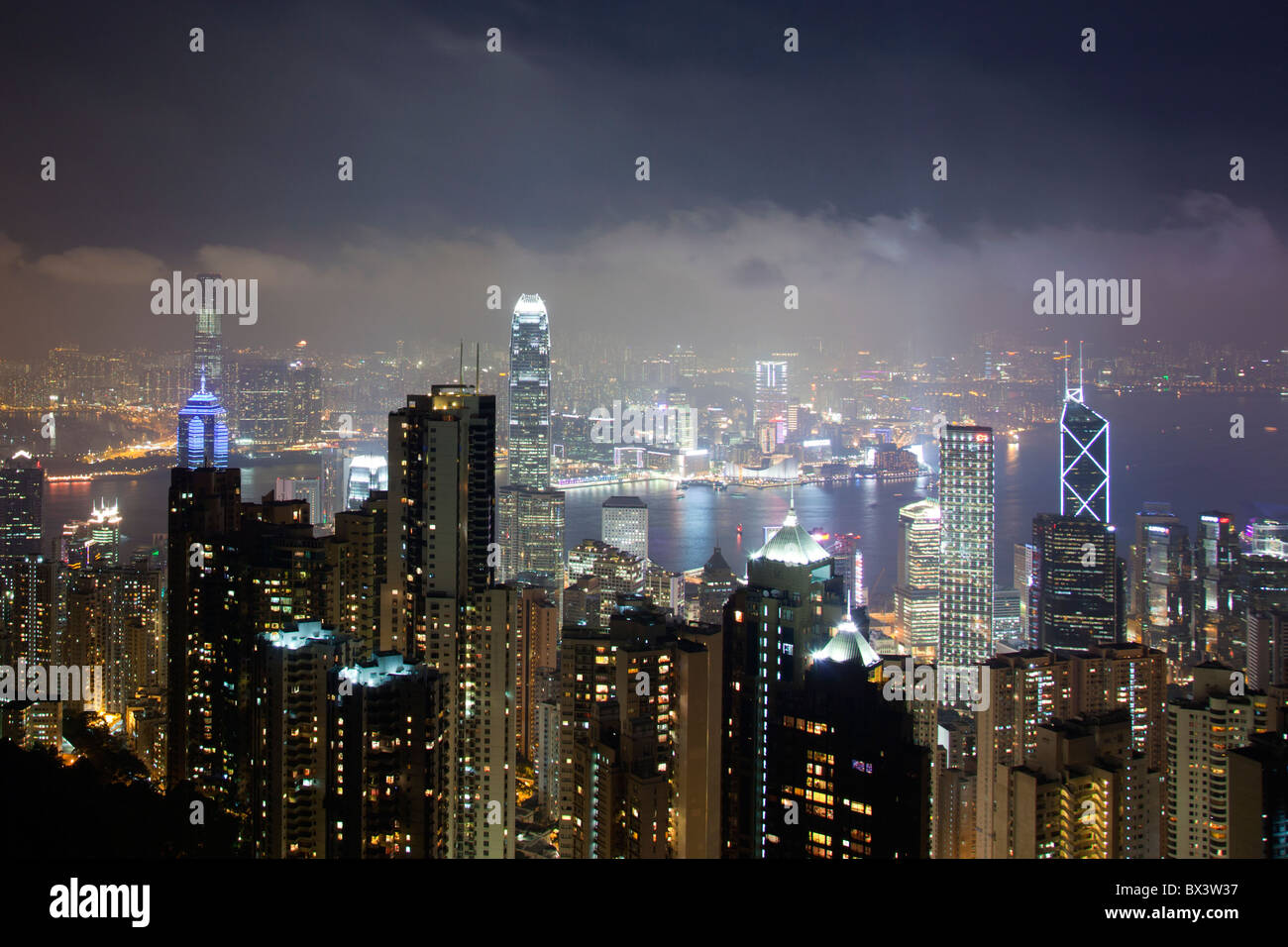Die erstaunliche Hong Kong Skyline wie aus The Peak Lookout in der Nacht gesehen. Die imposante Strukturen gehören die beiden Türme der ifc Stockfoto