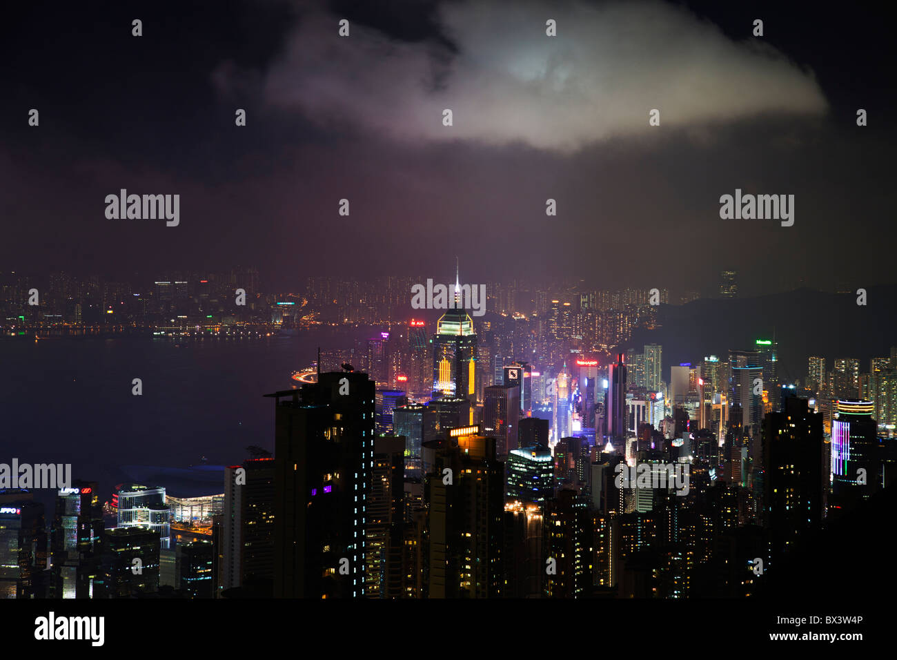 Die erstaunliche Hong Kong Skyline wie aus The Peak Lookout in der Nacht gesehen. Die imposante Bauten sind central Plaza Stockfoto