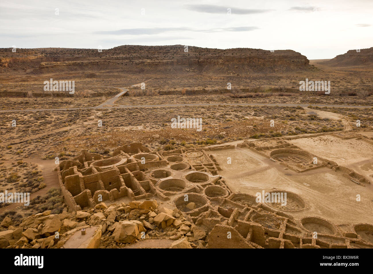 Blick von Pueblo Bonito Pueblo Alto Trail in den Chaco Kultur National Historic Park im Chaco Canyon, New Mexico, Vereinigte Staaten. Stockfoto