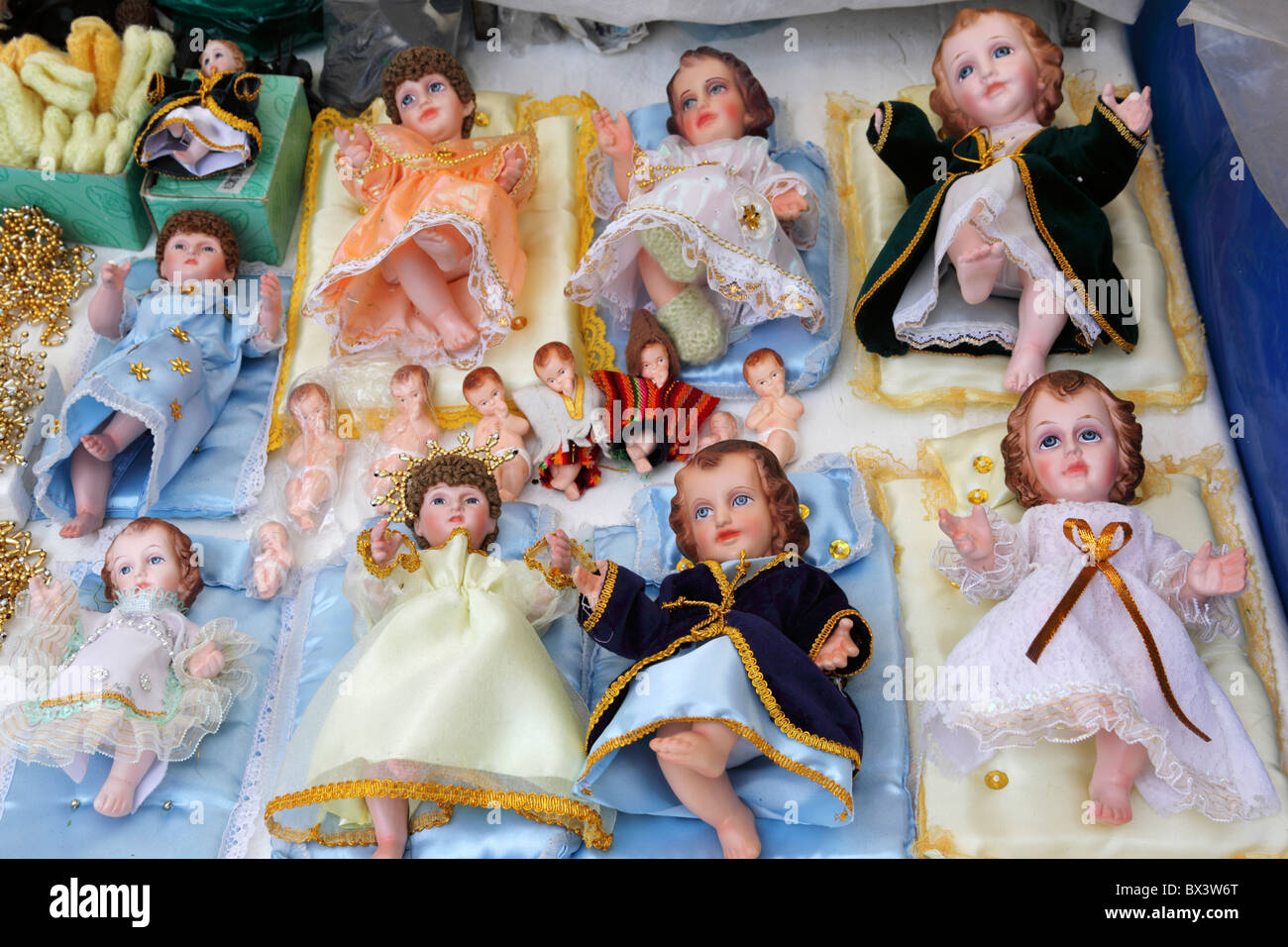 Baby Jesus Figuren (genannt Niños in spanischer Sprache) für Krippen zum Verkauf auf Weihnachtsmarkt, La Paz, Bolivien Stockfoto