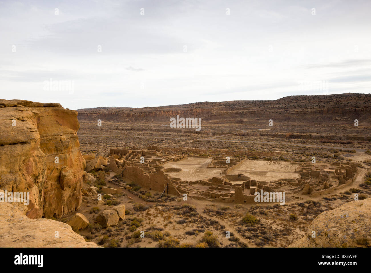 Blick von Pueblo Bonito Pueblo Alto Trail in den Chaco Kultur National Historic Park im Chaco Canyon, New Mexico, Vereinigte Staaten. Stockfoto