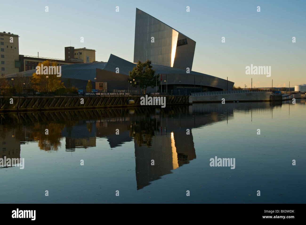 Imperial War Museum North wider in Manchester Ship Canal, Salford Quays, Manchester, England, UK Stockfoto