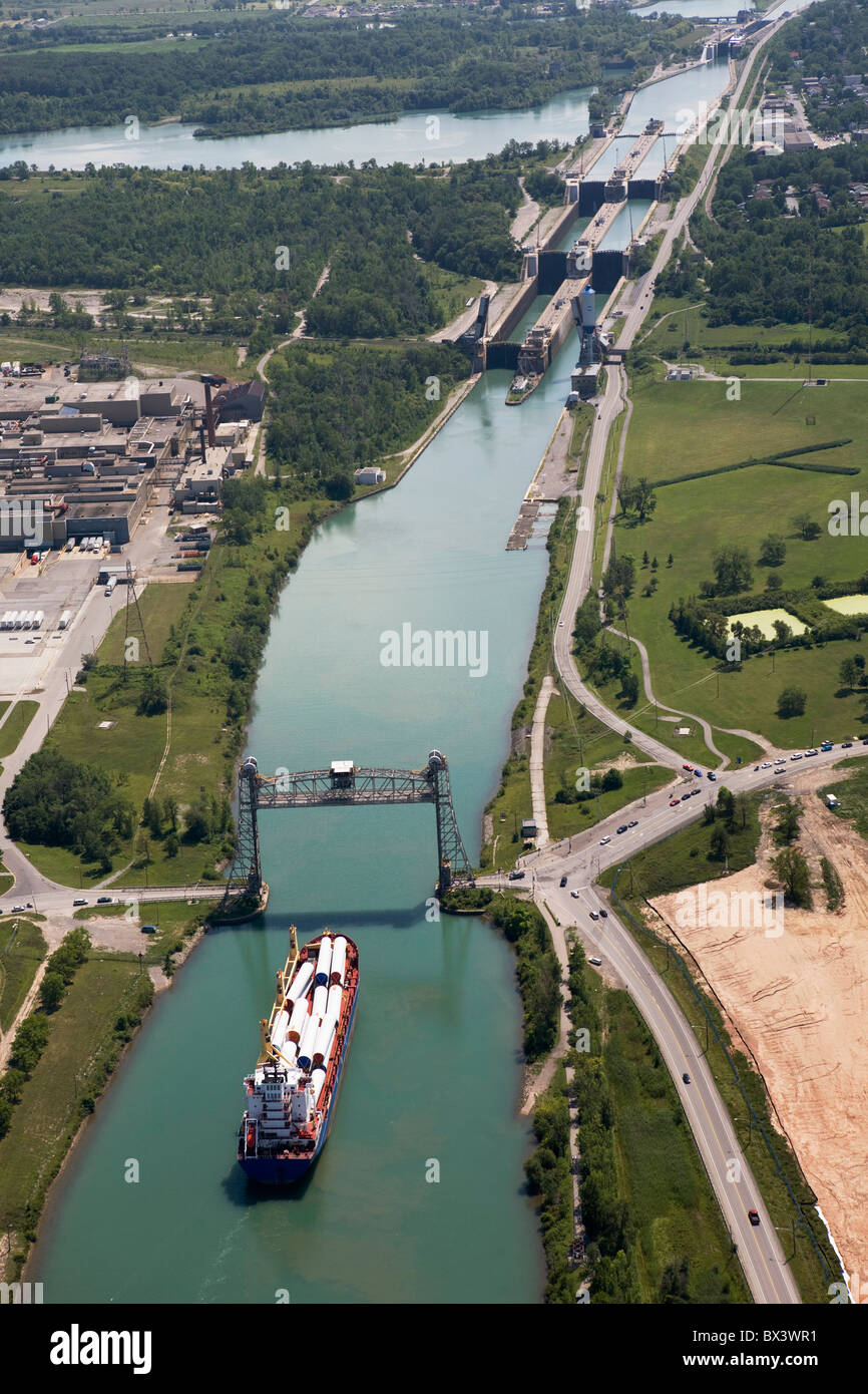 Welland Kanal mit einem Schiff, Brücke und Schlösser; Thorold, Ontario, Kanada Stockfoto