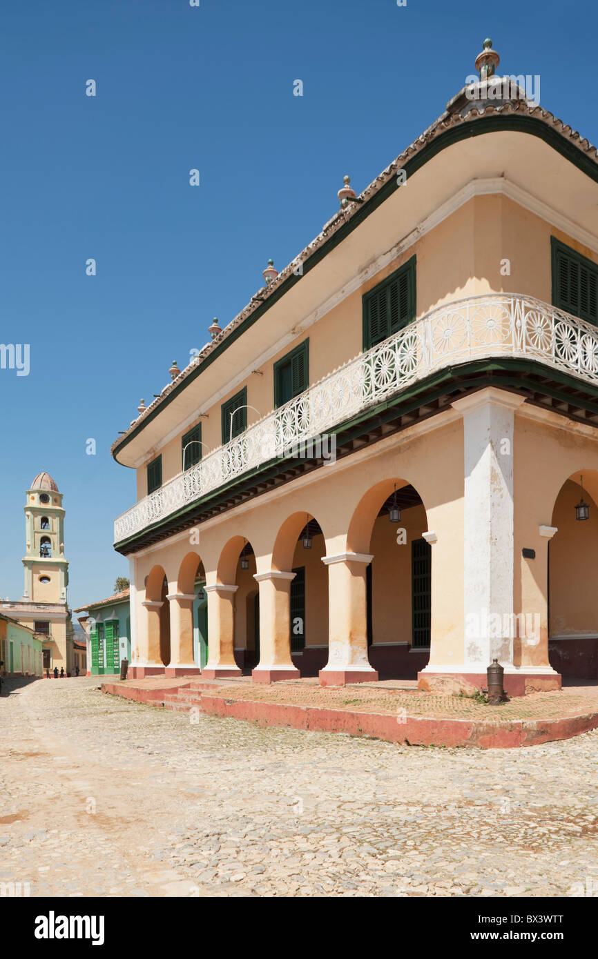 Palacio Brunet mit der Iglesia Y Convento De San Francisco im Hintergrund; Trinidad, Kuba Stockfoto