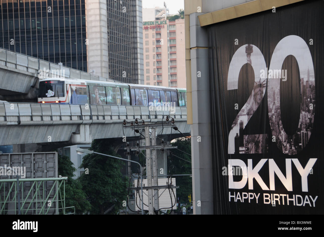 Skytrain überqueren einer DKNY gekidnapped in Bangkok Stockfoto