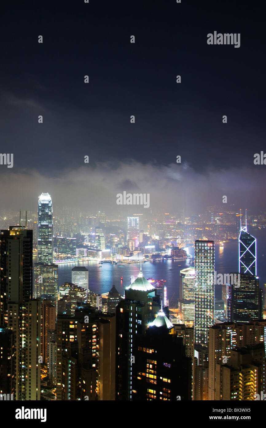 Die erstaunliche Hong Kong Skyline wie aus The Peak Lookout in der Nacht gesehen. Die imposante Strukturen gehören die beiden Türme der ifc Stockfoto