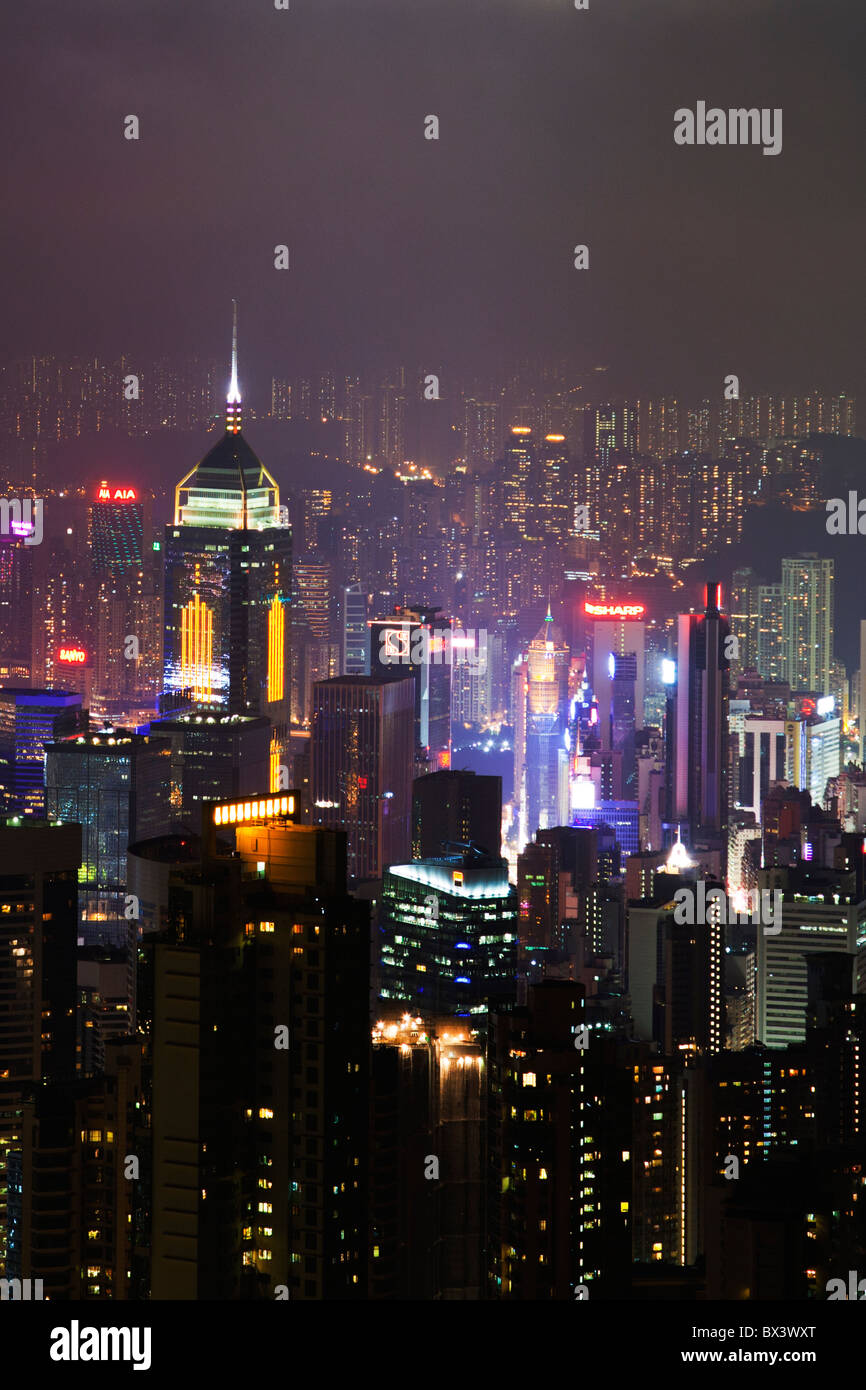 Die erstaunliche Hong Kong Skyline wie aus The Peak Lookout in der Nacht gesehen. Die imposante Bauten sind das Central Plaza Stockfoto