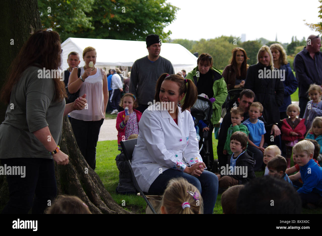 Katrina Bryan von Nina und die Neuronen unterhalten Kinder in Heaton Park, Manchester Stockfoto